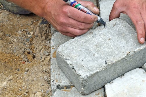 Kivien ja laattojen latominen